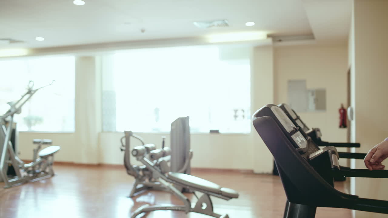 упражнения в тренажерном зале