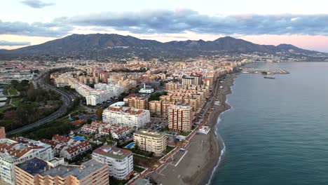 Toma-Aérea-Escénica-En-España,-Fuengirola,-Lugar-Turístico-En-La-Costa-Del-Sol