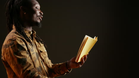 jóvenes adultos leyendo libros de literatura en la cámara