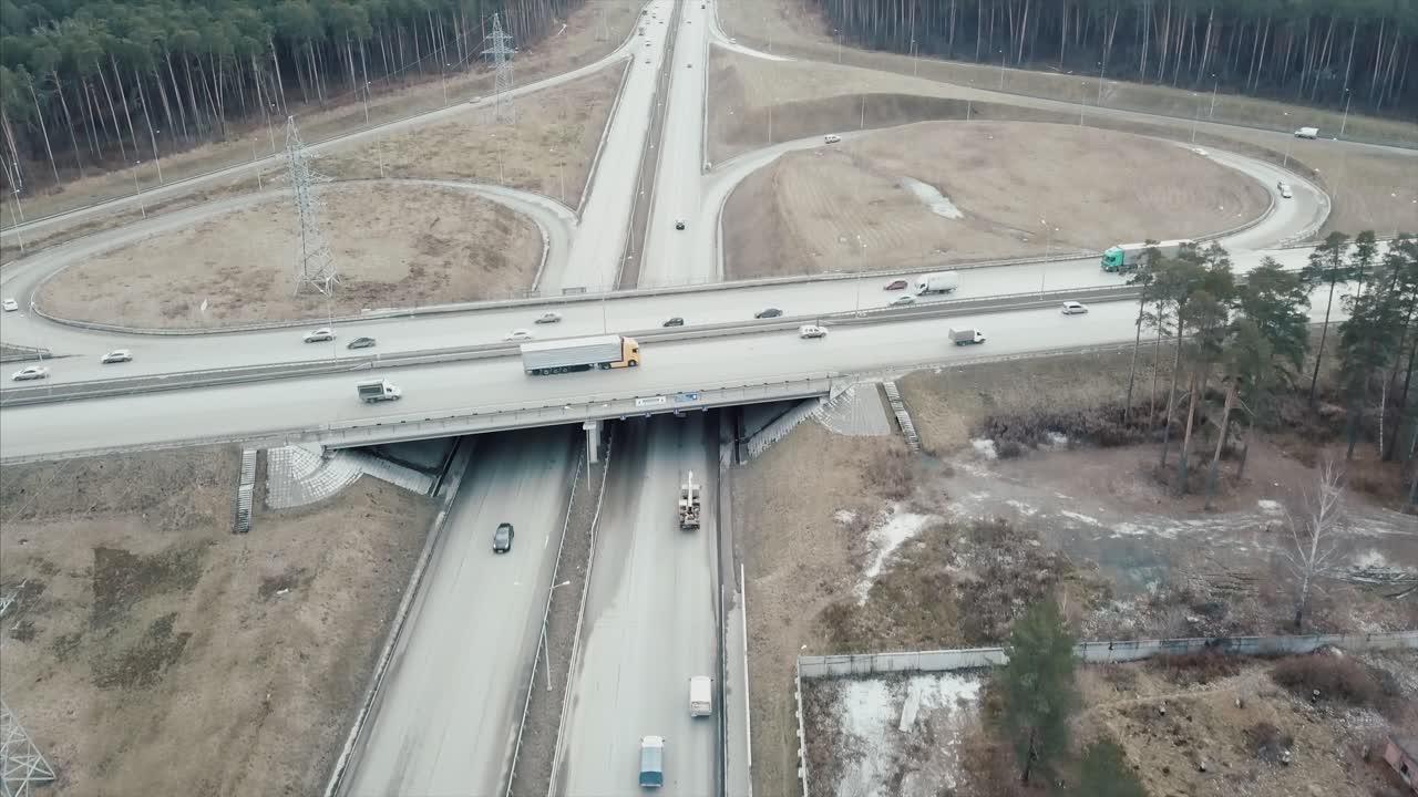 воздушный вид на пересечение шоссе и эстакаду зимой