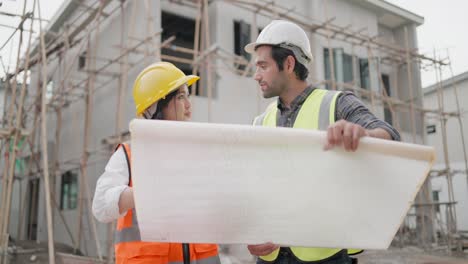 ingeniero civil masculino y arquitecta femenina mirando y hablando sobre estilos de construcción en planos, inspeccionan el progreso del proyecto de vivienda en sitios de construcción. equipo contratista que trabaja en el negocio inmobiliario.