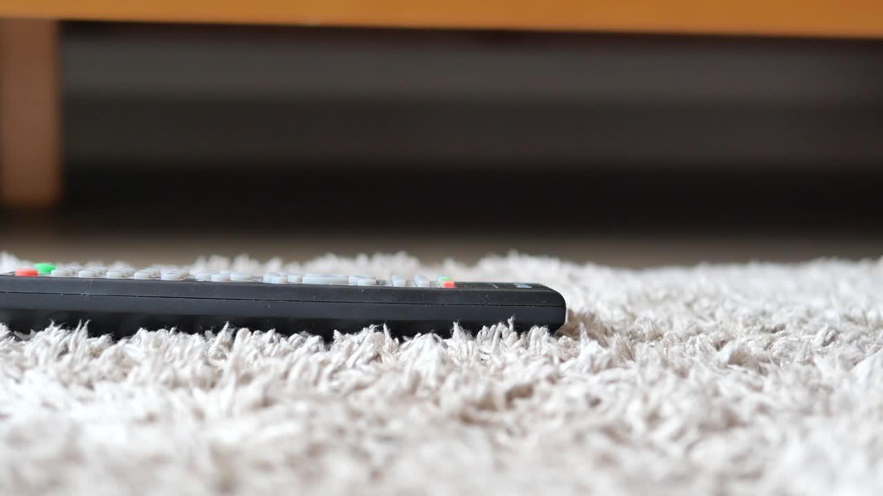 control remoto en la alfombra