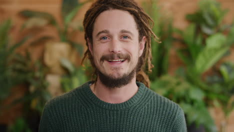 retrato de un joven amigable sonriendo disfrutando del éxito, la satisfacción del estilo de vida, un hombre caucásico con rastas, peinado en cámara lenta