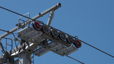 estructura de soporte del teleférico en movimiento