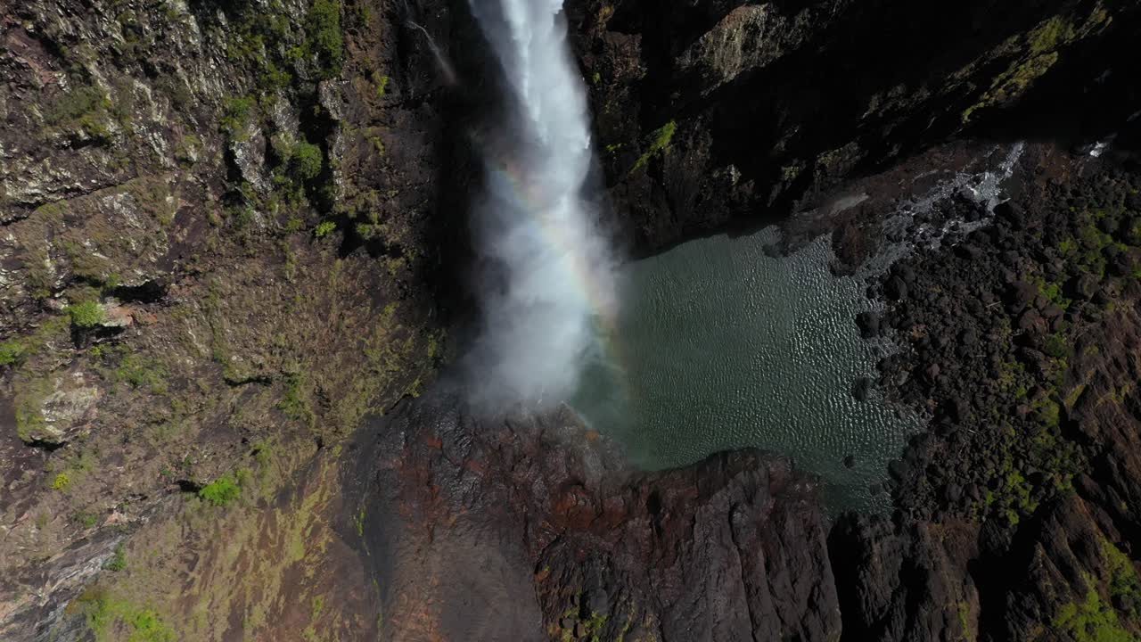 espectacular rocío de cascada que cae en cascada en la piscina de inmersión, vista aérea de arriba hacia abajo