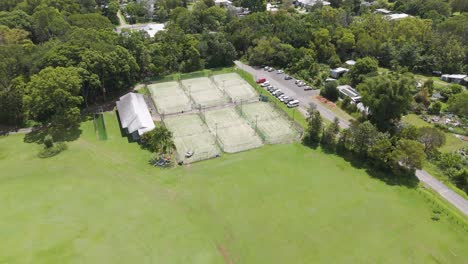 imágenes de drones de las canchas de tenis y el parque circundante