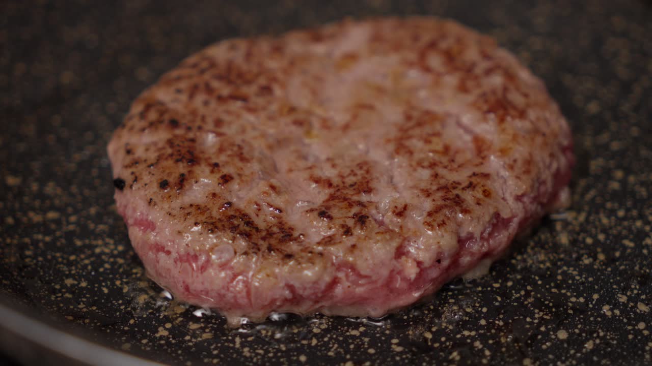 Sizzling pan and oil’s gleam, tasty beef mince ready, starts to steam