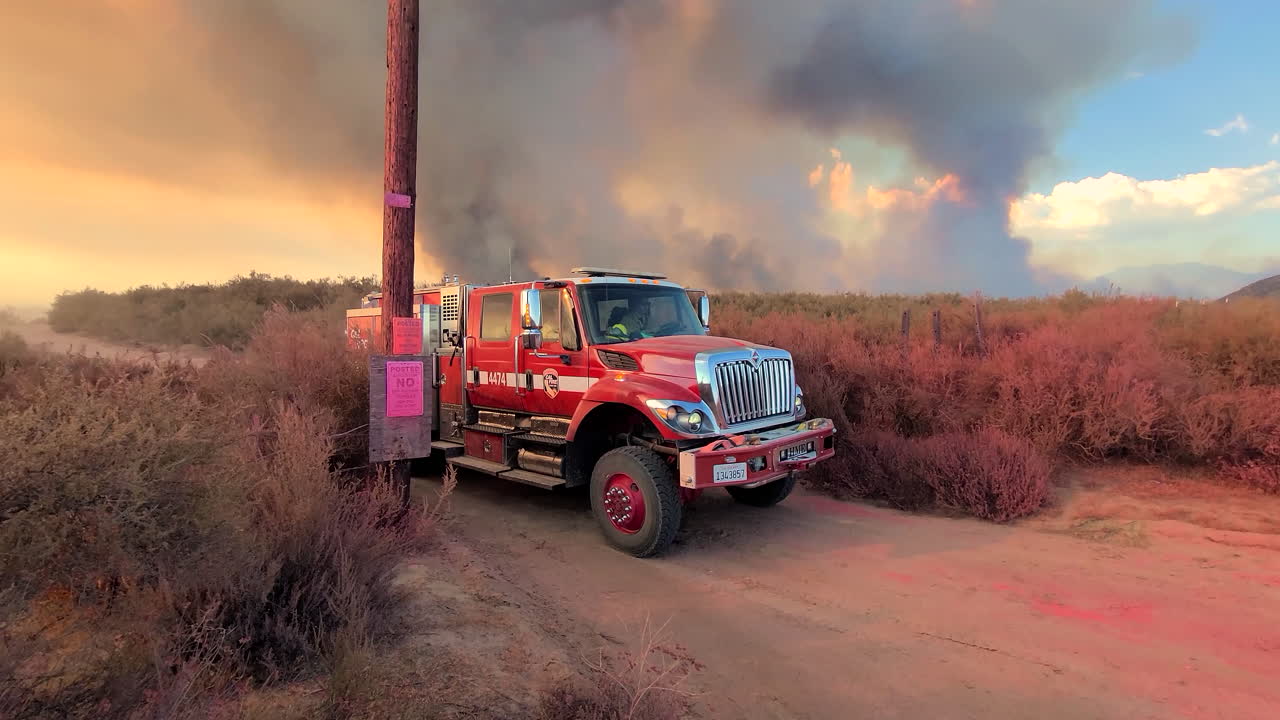 camión de bomberos saliendo de un área de incendios forestales en hemet, california, ee.uu.
