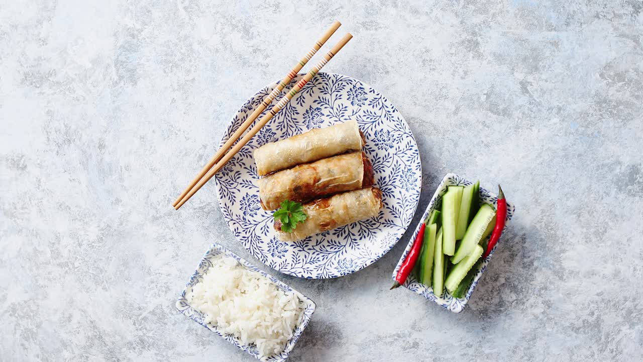 Lumpia goreng Asia asli diletakkan di atas piring bergaya oriental yang indah