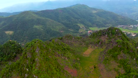 Parte-2:-Una-Plataforma-Rodante-Aérea-Lenta-Hacia-Adelante-Sobre-Una-Montaña-Para-Revelar-Una-Pequeña-Comunidad-Agrícola-Vietnamita