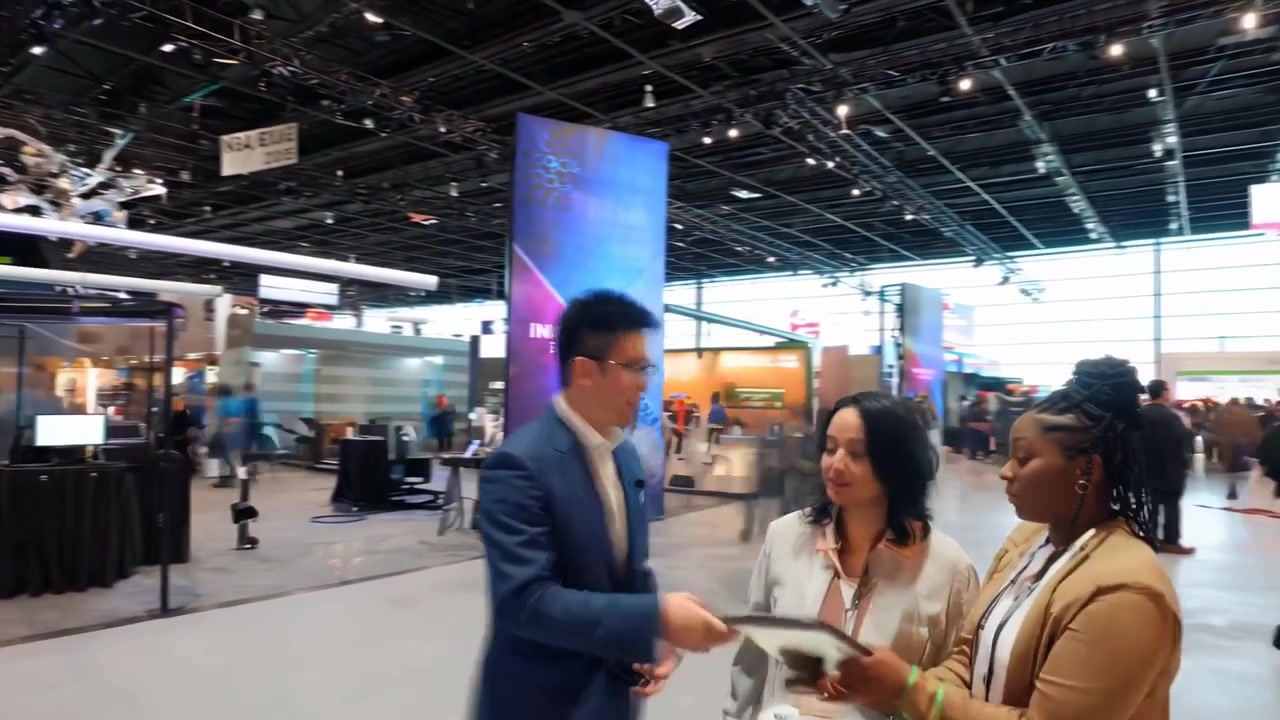 Professionisti aziendali che fanno networking a una affollata fiera dell'innovazione