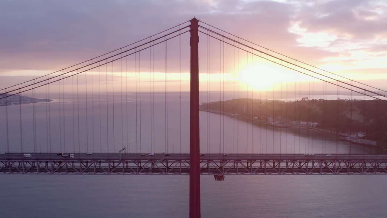 포르투갈의 ponte 25 de abril 다리를 내려다보고 해가 뜨는 모습, 공중