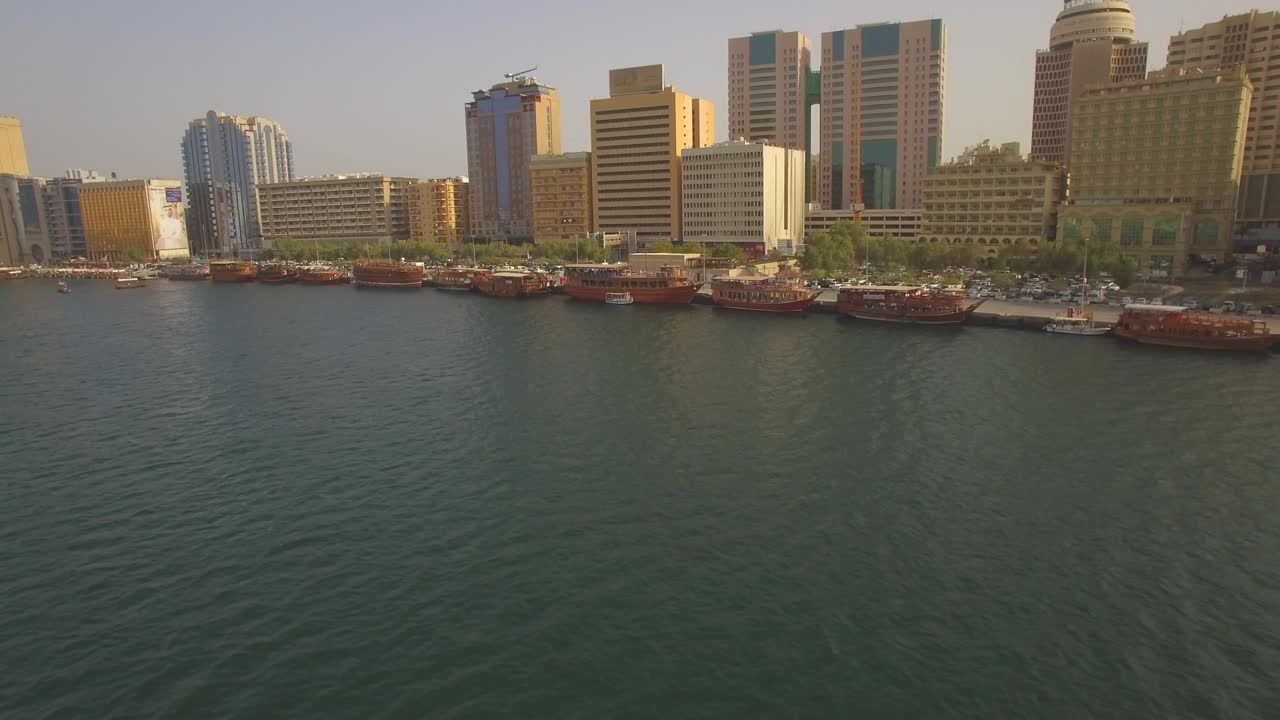 el centro histórico de los emiratos árabes unidos. amanecer. 4k