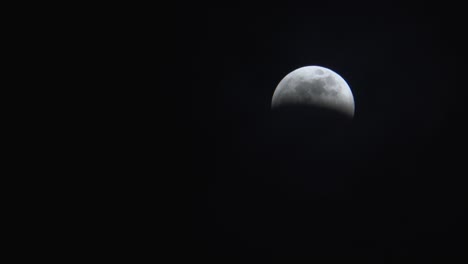 Dünne-Wolken,-Die-Sich-Inmitten-Einer-Mondfinsternis-über-Einen-Vollmond-Bewegen