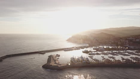 imperia porto maurizio vista aérea de la puesta de sol sobre la ciudad portuaria en liguria, mar mediterráneo