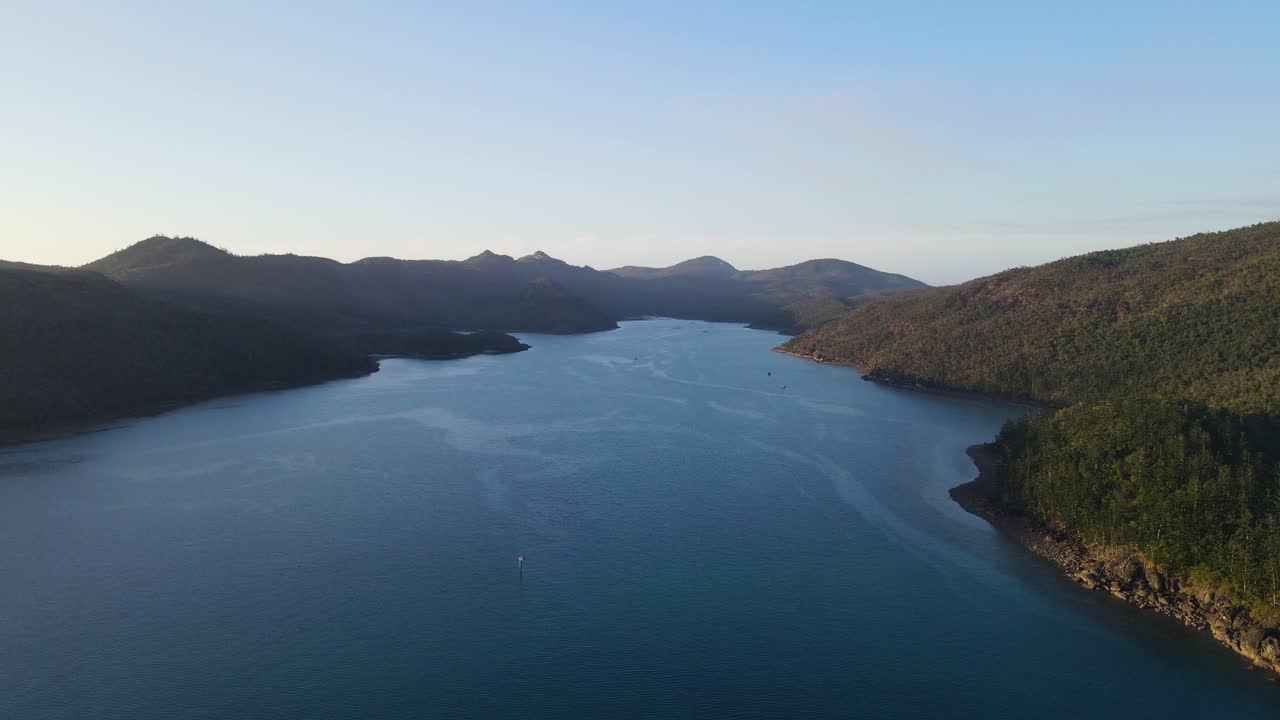 whitsunday islands, queensland, australia의 나라와 마코나 입구 사이의 후크 섬 암초의 잔잔한 물