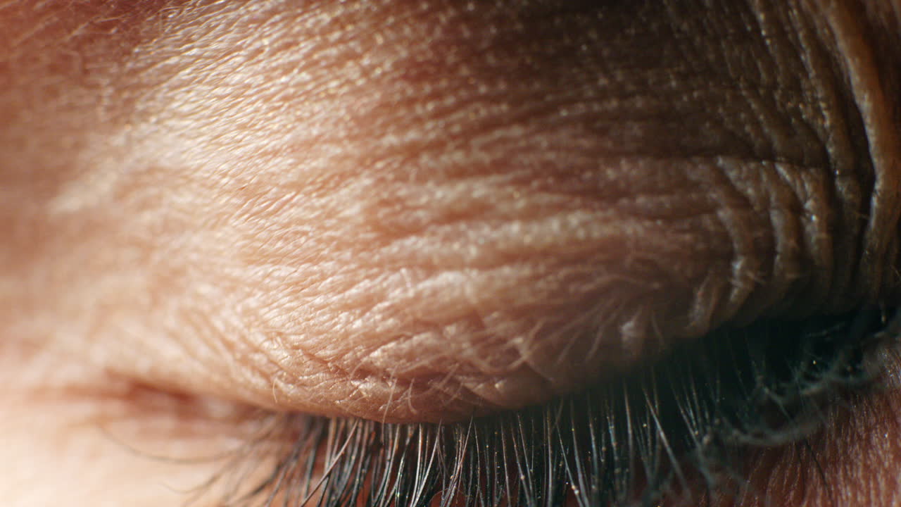 visión, parpadeo y ojo azul de la mujer por la vista