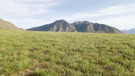 vuelo a baja altura hacia las montañas wasatch en utah, estados unidos