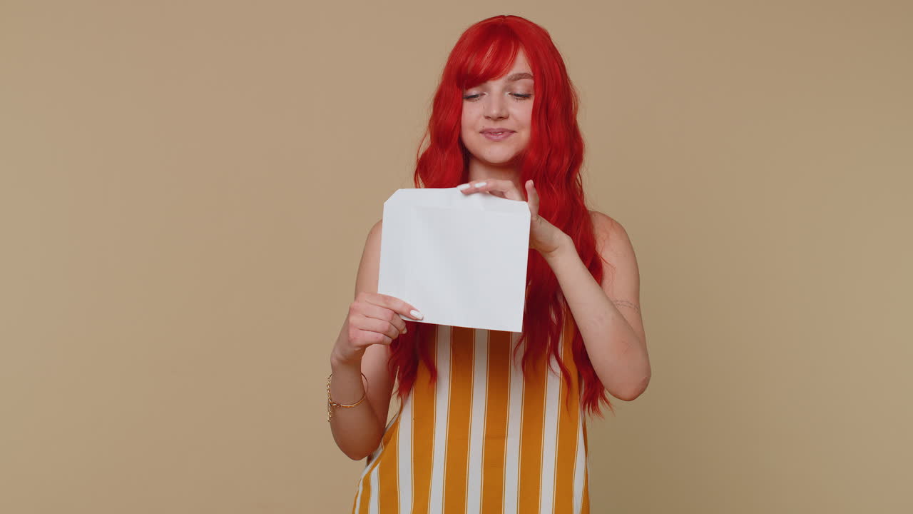 la chica abre el sobre, la carta la lee, se siente feliz, crece en la carrera, avanza en la promoción, el préstamo bancario es aprobado.