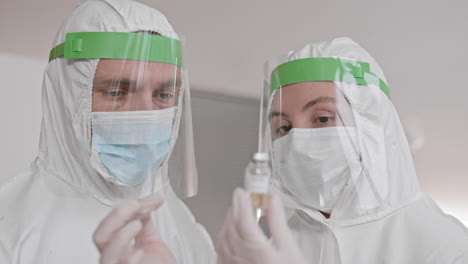 los médicos mirando el frasco de la medicina