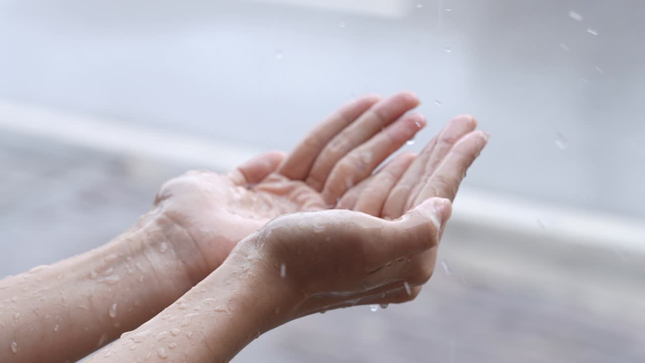 열대 태풍으로 인한 비가 오는 날, 순수한 비가 오는 봄의 날씨, 방울을 는 순수한 물방울을 즐기고, 사람들이 자연을 만지며, 도로 에 서 있습니다.