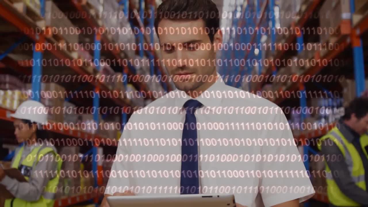 animación de codificación binaria sobre trabajadores de almacén masculinos y femeninos