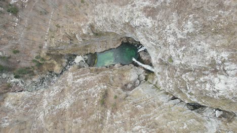 Sprudelndes-Wasser-Vom-Savica-Wasserfall-In-Slowenien