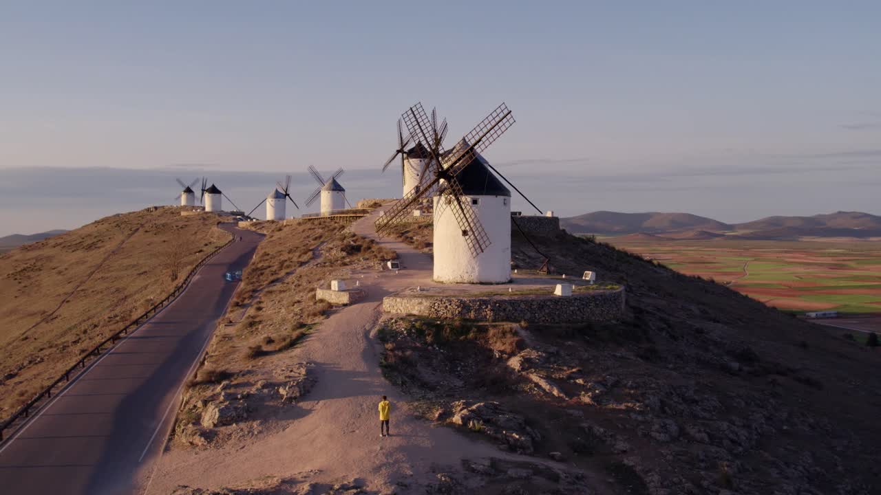 Cối xay gió truyền thống ở Consuegra lúc bình minh, Toledo
