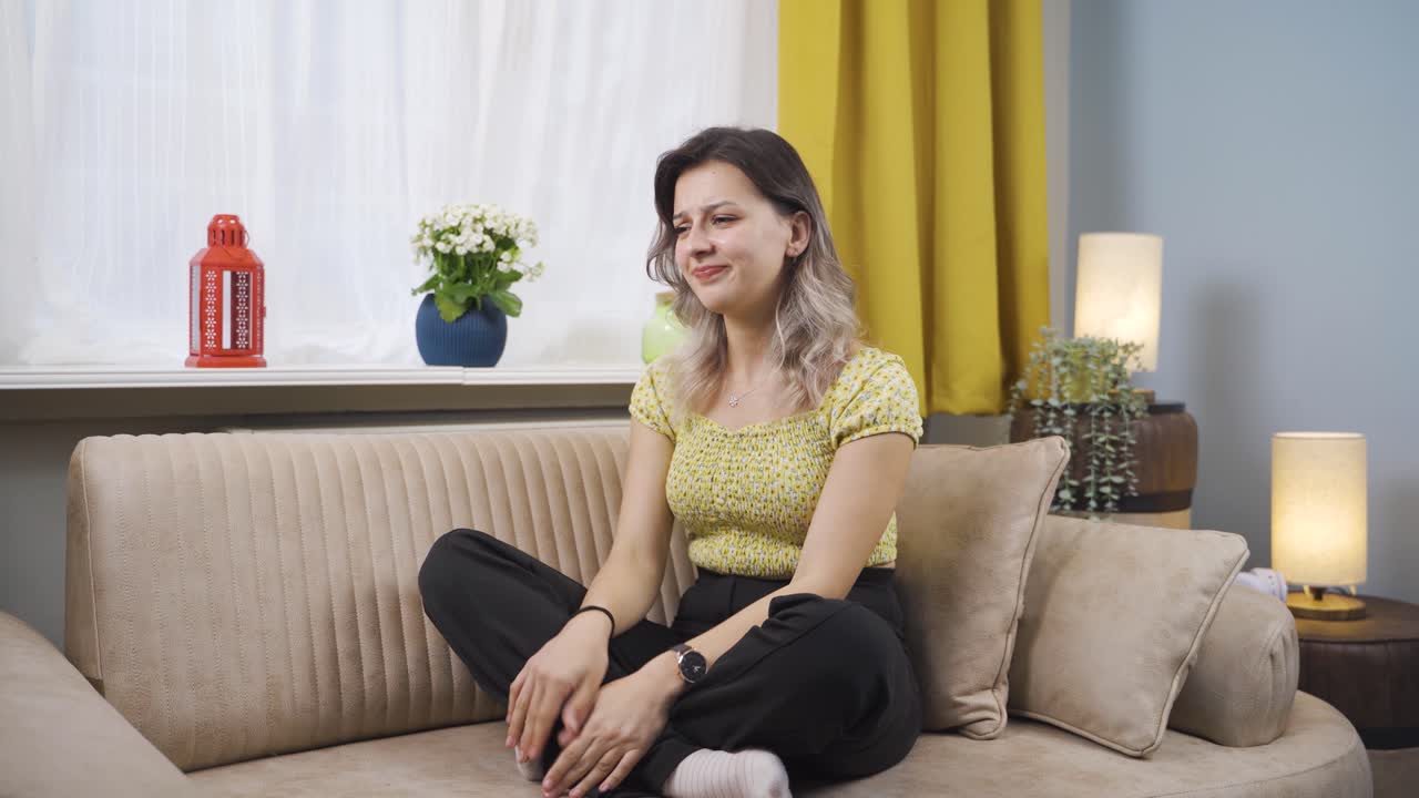 기억이 떠오르는 젊은 여성은 슬프게 됩니다.