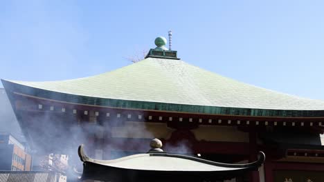 vientos de humo alrededor de un techo de templo tradicional