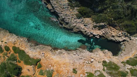 bahía natural remota con agua de mar azul turquesa clara y playa de arena blanca, isla de palma de mallorca