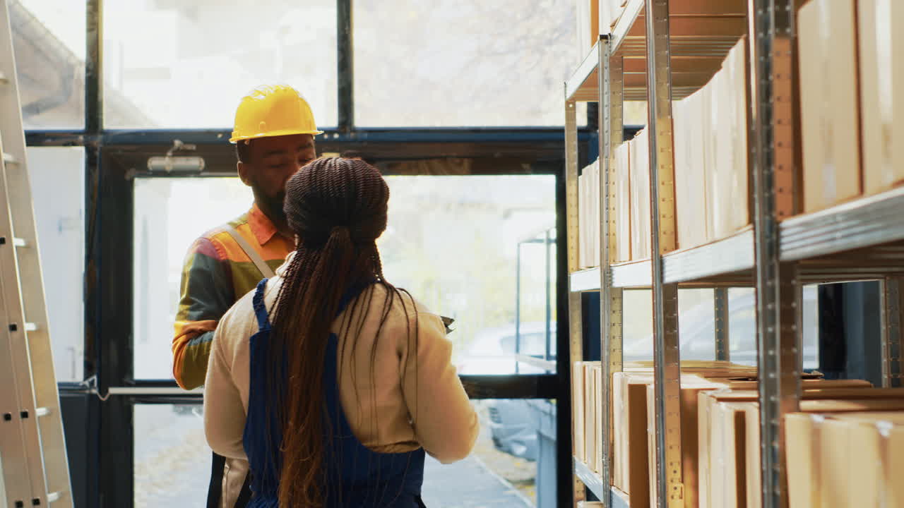 trabajadores del almacén inspeccionando el inventario
