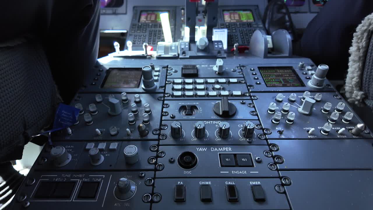 vista hacia arriba de los instrumentos de vuelo y controles de un avión a reacción durante un vuelo