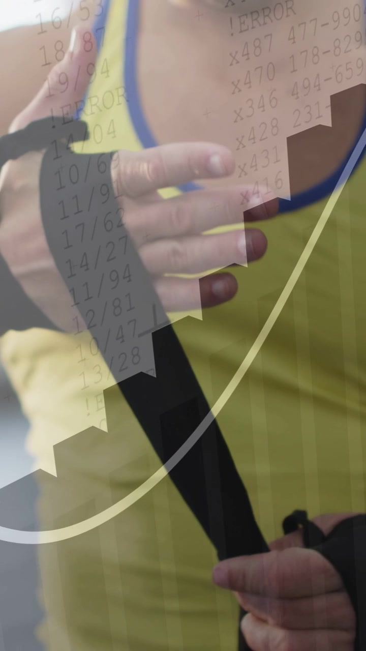 Hombre ajustando la presilla del pulgar y vendándose las manos para entrenar, con gráficos de datos translúcidos surgiendo sobre las manos