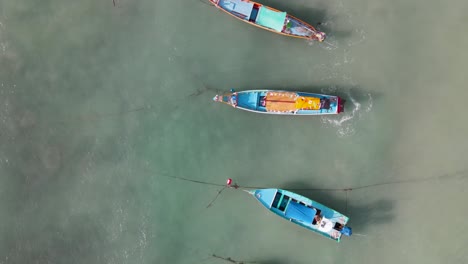 Vista-Aérea-De-Pájaro-A-Lo-Largo-De-La-Fila-De-Barcos-Vacíos-Amarrados-En-La-Playa-De-Sairee