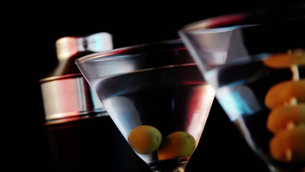 초록색 올리브 가 들어 있는 두  ⁇ 테일 컵