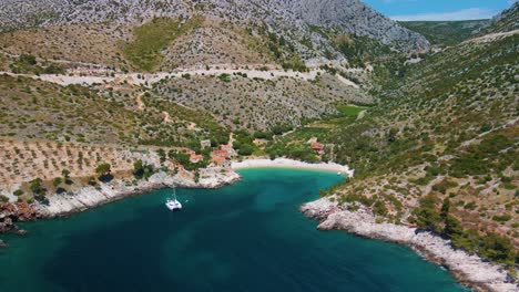 Drohnenflug-über-Den-Küstenstreifen,-Bäume-Und-Den-Strand-Im-Ferienort-Kroatien-Am-Ufer-Der-Adria