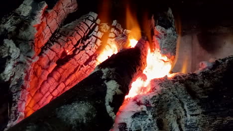 Lagerfeuer-Brennt-Mit-Kleiner-Flamme