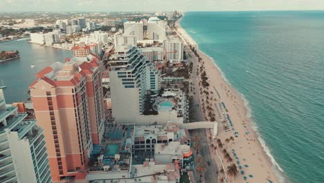 Situado-A-Lo-Largo-Del-Océano-Atlántico,-Fort-Lauderdale-Es-Conocido-Por-Sus-Impresionantes-Vistas-Y-Su-Vibrante-Atmósfera.