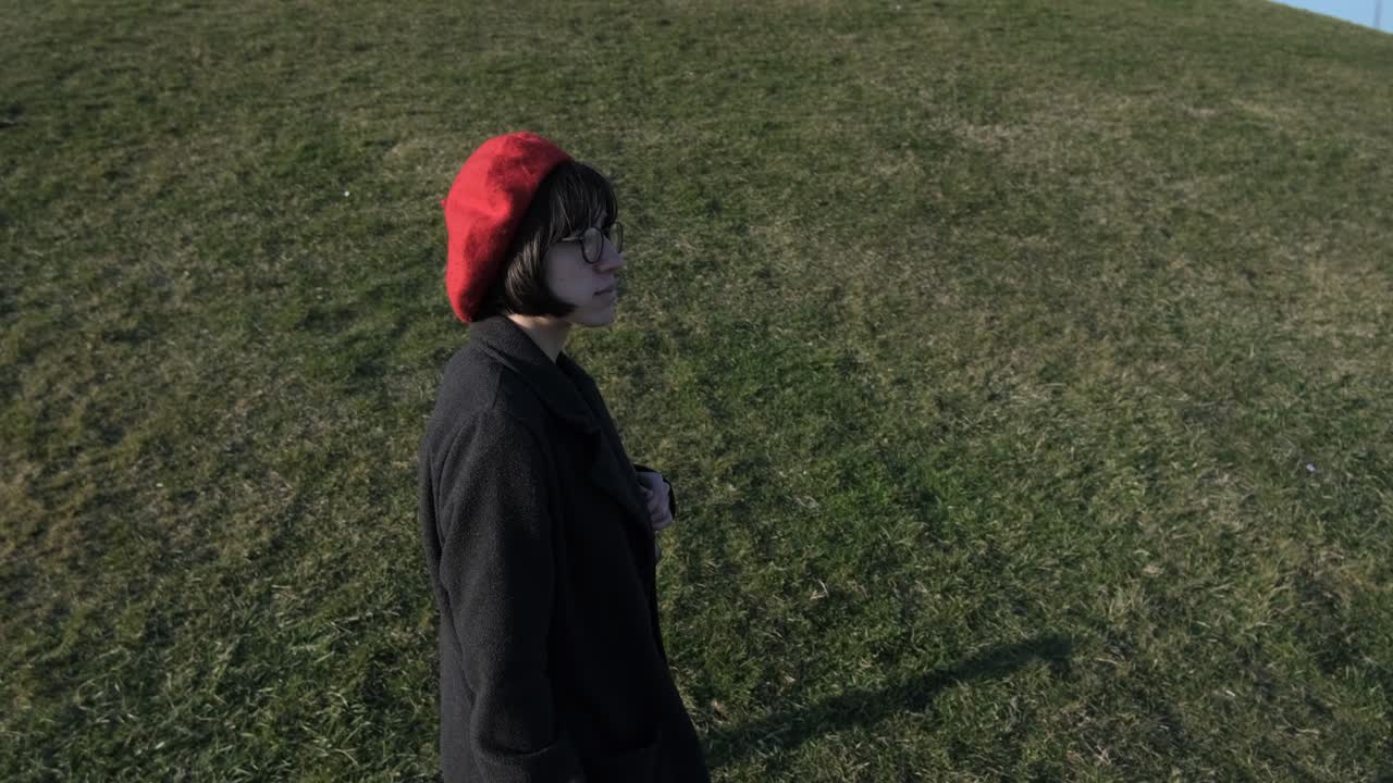 잔디에 프랑스 모자를 쓴 여자