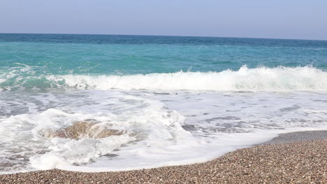 Olas-Del-Mar-En-La-Playa-Mediterránea-1