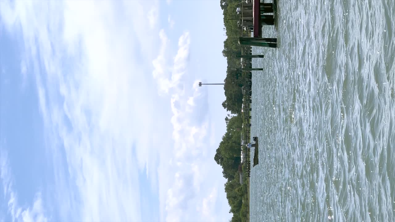 보트 수직 비디오에 있는  ⁇ 시 ⁇