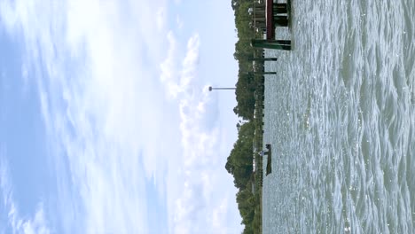 pescador en el video vertical del barco