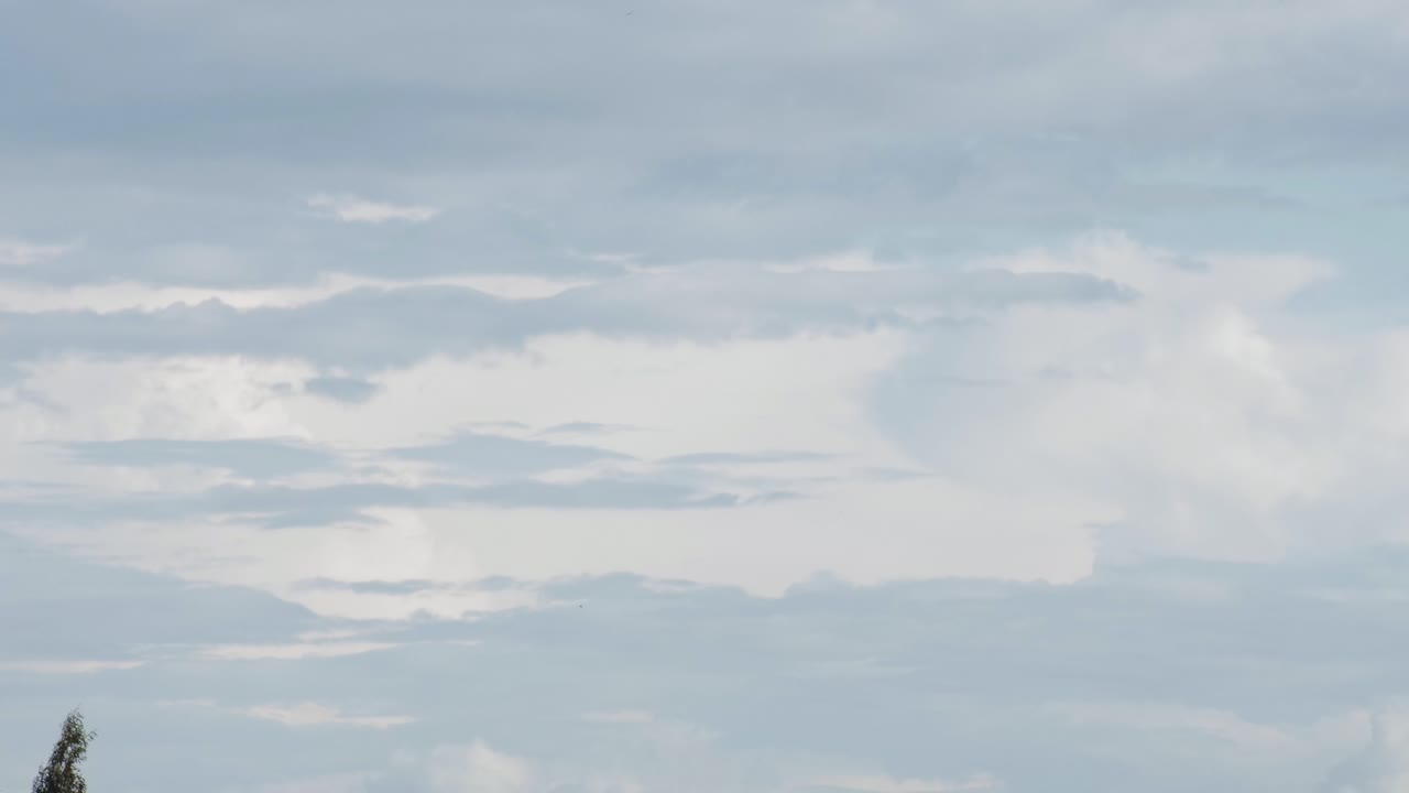 멀리 있는 구름이 움직이며 세 개의 세부 레이어처럼 형성되어 대기 중인 동영상에 추가할 좋은 샷을 만듭니다.