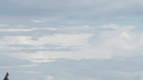 멀리 있는 구름이 움직이며 세 개의 세부 레이어처럼 형성되어 대기 중인 동영상에 추가할 좋은 샷을 만듭니다.