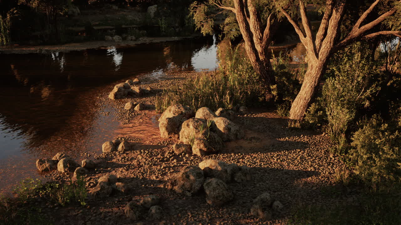 Tranquilla scena fluviale con alberi e rocce durante l'ora d'oro al tramonto