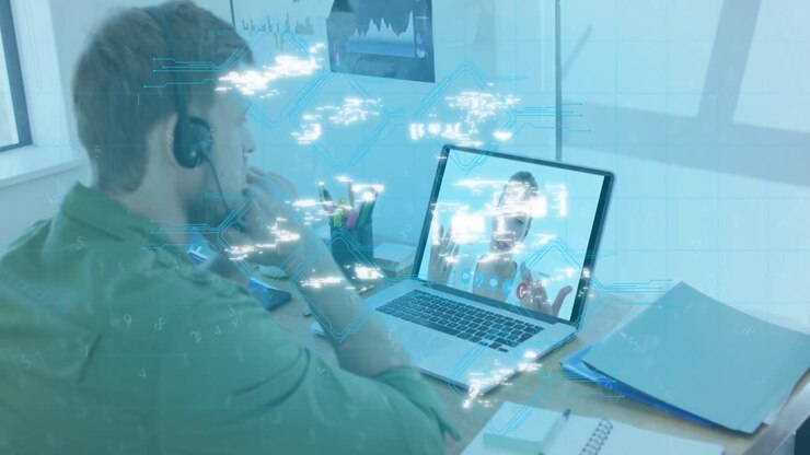 Animazione di icone con effetto glitch su un uomo caucasico che utilizza un auricolare telefonico e un laptop.