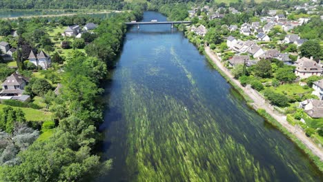 Canoa-única-En-El-Río-Dordoña,-Francia-Cerca-De-Drone-Argentat,-Antena