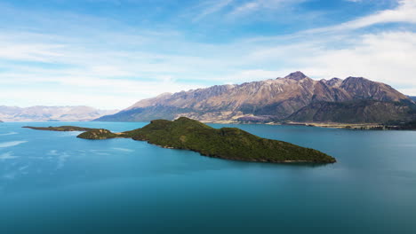 île du pigeon dans le lac wakatipu en nouvelle-zélande, vue aérienne par drone