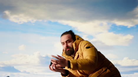 aventurero imprudente perdiendo el equilibrio para tomar una foto y dejando caer el teléfono